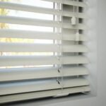 ستائر شرائح الألمنيوم الكلاسيكية – لون ابيض