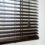 ستائر شرائح الألمنيوم الكلاسيكية – الماهوجني