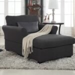 كرسي أريكة منجد باللون رصاصي الفحمي