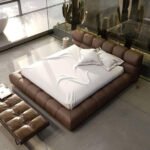 سرير مخطط جلد بني