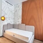 سرير هجعة مخمل بيج