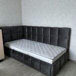 سرير سدنا مخمل رصاصي | فخامة عصرية وراحة مثالية لغرفة نوم أنيقة