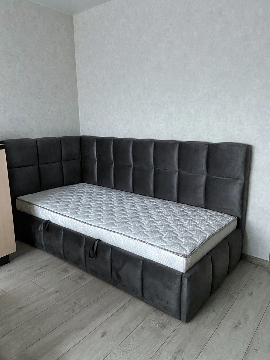 IMG_3538 سرير سدنا مخمل رصاصي | فخامة عصرية وراحة مثالية لغرفة نوم أنيقة