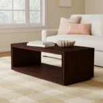 طاولة قهوة بسطح خشبي مع تصميم عصري فاخر