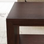 طاولة قهوة بسطح خشبي مع تصميم عصري فاخر