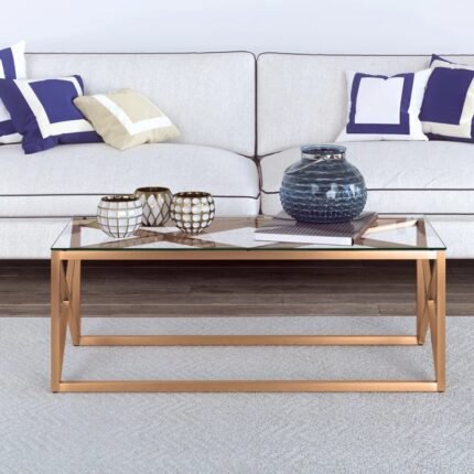 طاولة قهوة بسطح زجاجي وتصميم معدني هندسي