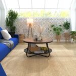 طاولة قهوة دائرية بقاعدة بيـدستال ومساحة تخزين أنيقة