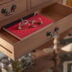 ⁦طاولة كونسول خشب صغيرة مع أدراج تخزين⁩ - الصورة ⁦2⁩