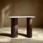 طاولة بار مرتفعة سطح رخام طبيعي وقاعدة خشب مانجو بتصميم عضوي