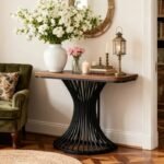 ⁦طاولة كونسول خشب بني بتصميم هندسي وقاعدة معدنية⁩ - الصورة ⁦2⁩